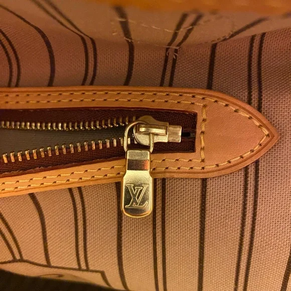 Louis Vuitton Monogram Neverfull MM - Picture 10 of 16